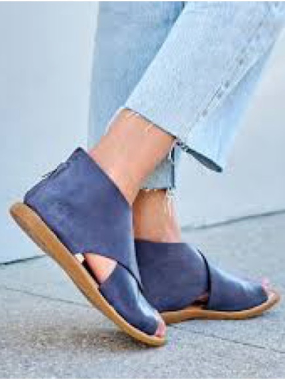 NWOT Born Iwa Leather Sandal in Navy Marine - Picture 2 of 9